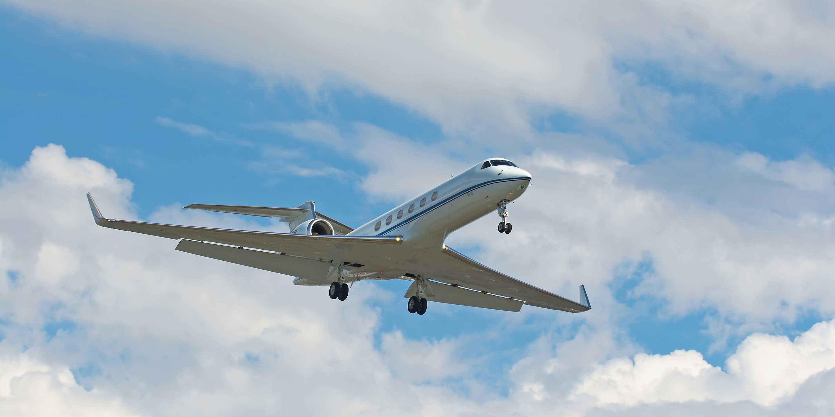 Businessjet about to land
